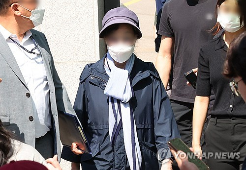 (서울=연합뉴스) 서대연 기자 = 통장 잔고 증명서 위조 혐의 등으로 작년 7월 징역 1년을 선고받고 복역 중이던 윤석열 대통령의 장모 최은순 씨가 지난 5월 14일 오전 가석방 돼 서울동부구치소를 나서는 모습 [연