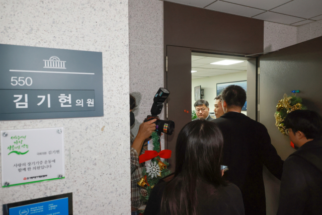 민중기 특검이 '로저비비에 클러치백 수수 의혹'과 관련해 국민의힘 김기현 의원실과 자택 등에 대해 압수수색에 착수한 17일 국회의원회관 내 김 의원 사무실로 특검 관계자들이 향하고 있다.연합뉴스