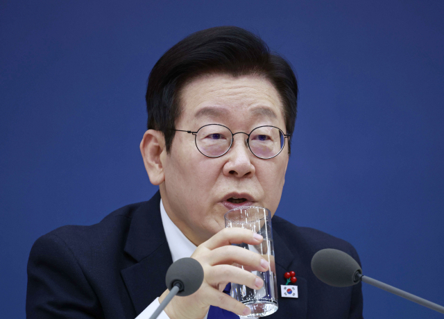 이재명 대통령이 16일 정부세종컨벤션센터에서 열린 보건복지부(질병관리청)·식품의약품안전처 업무보고에서 물을 마시고 있다.대통령실통신사진기자단