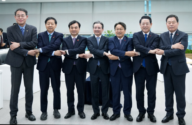 17일 오전 광주 서구 광주도시공사에서 열린 '광주 군 공항 이전 6자 협의체' 1차 회의에서 참석 내빈들이 공동 발표문에 서명한 뒤 손을 맞잡고 있다.이날 회의에서는 광주 군·민간 공항을 무안으로 통합 이전하는 