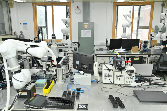 한국과학기술연구원(KIST)에 마련된‘스마트 연구실’에서 AI의 지휘에 따라 로봇들이 나노 소재 실험을 수행하고 있다.사진제공=KIST
