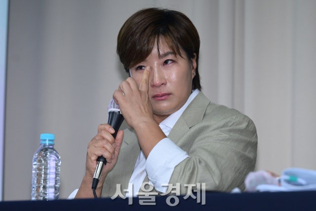 '<b>부친</b> 고소' 후 눈물 흘린 <b>박세리</b>…'재단 <b>사문서 위조</b>' 父 "딸 위해서 그...
