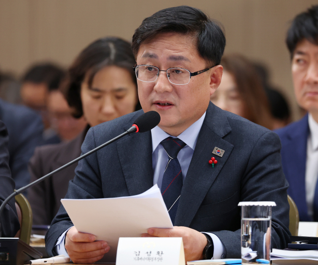 김성환 기후에너지환경부 장관이 17일 정부세종컨벤션센터에서 이재명 대통령에게 업무보고를 하고 있다.연합뉴스