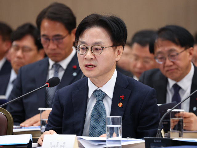 김정관 산업통상자원부 장관이 17일 정부세종컨벤션센터에서 이재명 대통령에게 업무보고를 하고 있다.연합뉴스