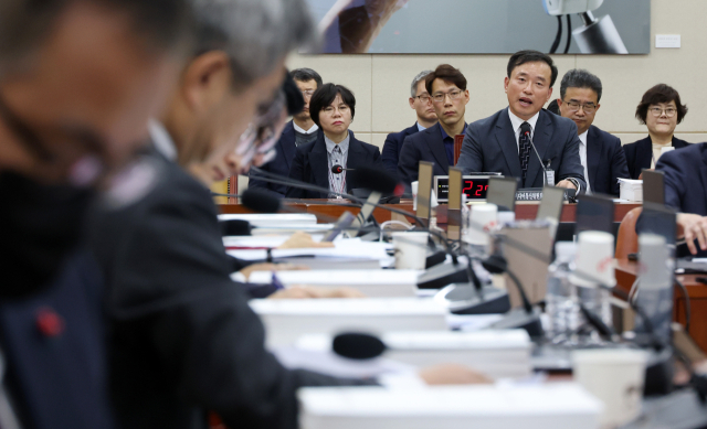 김종철 초대 방송미디어통신위원회 위원장 후보자가 지난 16일 국회 과학기술정보방송통신위원회 인사청문회에 출석해 의원 질의에 답변하고 있다.연합뉴스