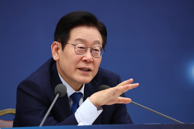 이재명 대통령이 17일 정부세종컨벤션센터에서 열린 기후에너지환경부(기상청)·원자력안전위원회 업무보고에서 발언하고 있다.연합뉴스.