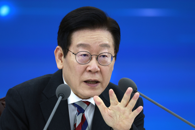 이재명 대통령이 18일 서울 용산구 국방부에서 열린 국방부·국가보훈부 업무보고에서 발언하고 있다.연합뉴스