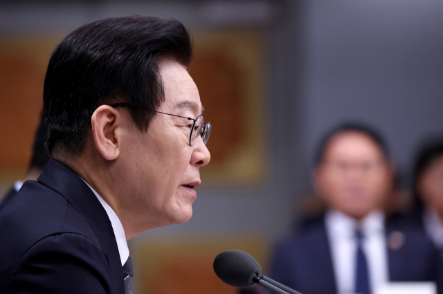 President Lee Jae-myung speaking at a briefing at the annex of the Seoul Government Complex on the 19th, with the Ministry of Foreign Affairs (Korea Overseas Agency) and the Ministry of Unification in attendance. Yonhap News