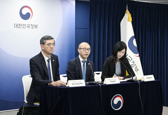 키안 헹 페(왼쪽 첫 번째) 암로(AMRO) 연례협의 미션단장,<a href=