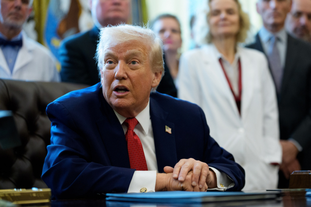 도널드 트럼프 미국 대통령이 18일(현지 시간) 백악관에서 열린 행정명령 서명식에서 기자들의 질문에 답하고 있다.UPI연합뉴스