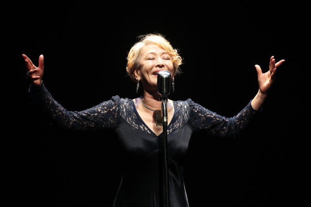 19일 별세한 '1세대 연극 스타'인 배우 윤석화가 2019년 5월 16일‘딸에게 보내는 편지’제작발표회에서 노래 시연을 하고 있다.연합뉴스