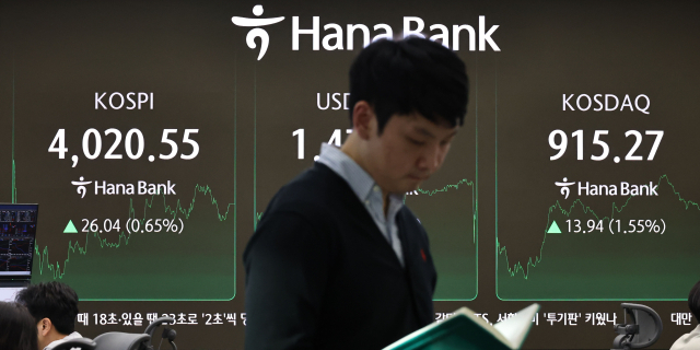 19일 서울 중구 하나은행 딜링룸 현황판에 코스피 지수 등이 표시되고 있다.연합뉴스