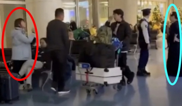 일본 도쿄 하네다공항에서 중국인으로 추정되는 한 여성(빨간색 원)이 대만인으로 추정되는 여성(하늘색 원)을 향해 삿대질하며 “대만은 중국이야”라며 소리치고 있다. SNS 갈무리