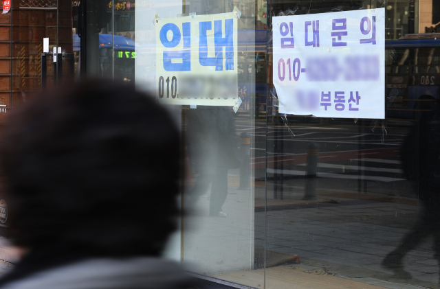 12일 서울 종로 대로변의 임대 문구가 붙은 상가 앞을 시민이 지나고 있다.기사 이해를 돕기 위한 사진.연합뉴스