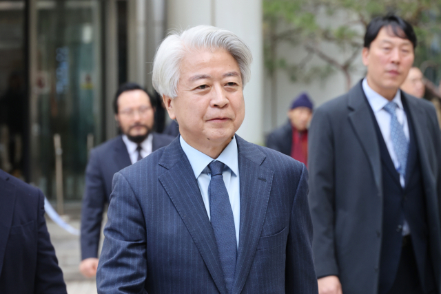 불법 정치자금 6000만원을 받은 혐의로 재판에 넘겨진 노웅래 전 더불어민주당 의원이 지난달 26일 서울중앙지법에서 열린 1심 선고에서 무죄를 선고받은 뒤 청사를 나서고 있다.연합뉴스