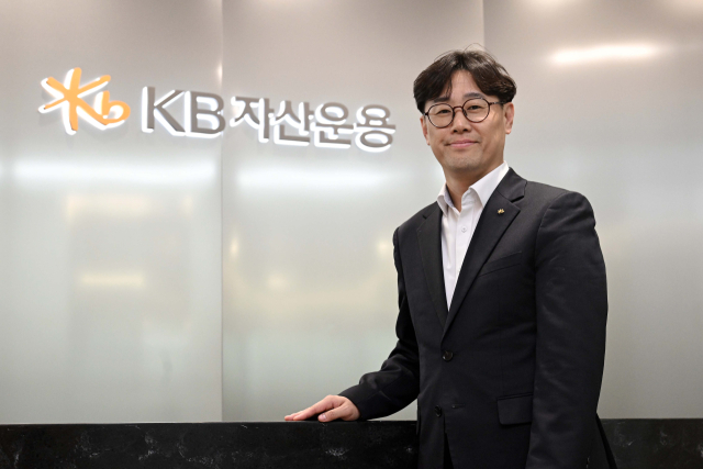 육동휘 KB자산운용 ETF상품마케팅본부장이 21일 서울 영등포구 IFC 내 KB자산운용에서 서울경제신문과 인터뷰에 앞서 포즈를 취하고 있다.조태형 기자