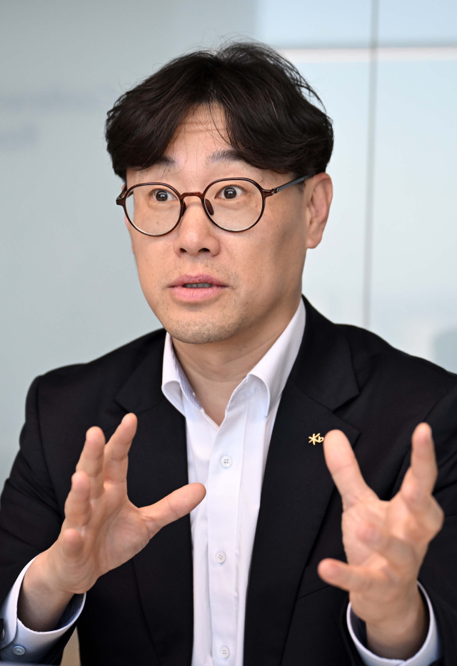 육동휘 KB자산운용 ETF상품마케팅본부장이 21일 서울 영등포구 IFC 내 KB자산운용에서 서울경제신문과 인터뷰를 하고 있다.조태형 기자