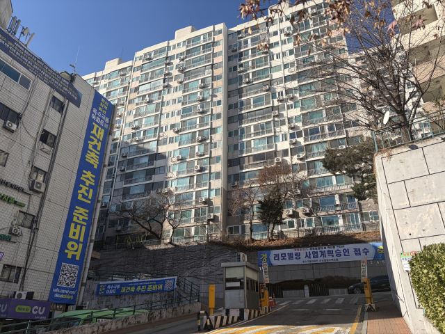 21일 서울 성동구 옥수동 극동아파트 전경.리모델링 추진 현수막이 재건축 추진 현수막과 함께 걸려 있다.우영탁 기자.