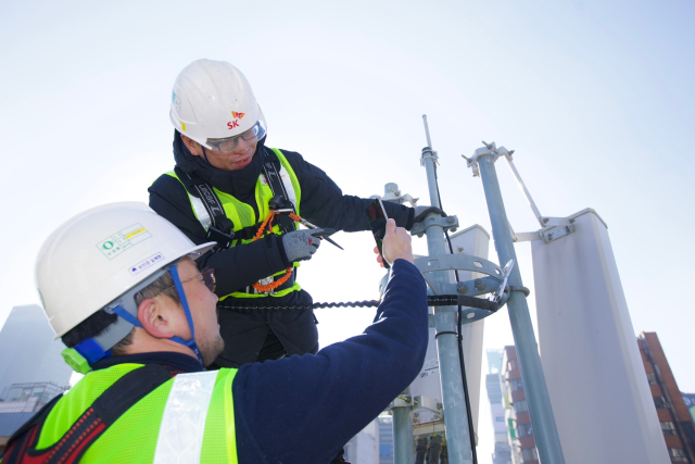 SK텔레콤이 연말연시 트래픽 증가에 대비해 주요 장소에서 네트워크 점검을 하고 있다.사진제공=SK텔레콤