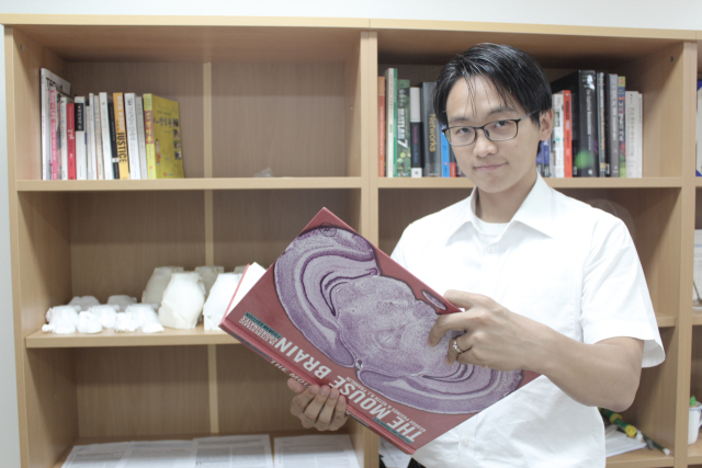최형진 서울대 의과대학 및 뇌인지과학과 교수가 연구실에서 포즈를 취하고 있다.사진 제공=최형진 교수