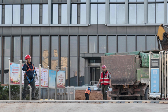 중국 장시성 간저우에 있는 중국 희토류 그룹의 새 본사 부지에서 건설 노동자들이 일하고 있다.AFP연합.
