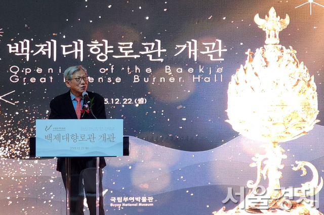 22일 문화체육관광부 국립부여박물관‘백제대향로관’개관식에서 유홍준 국립중앙박물관장이 축사하고 있다.최수문기자