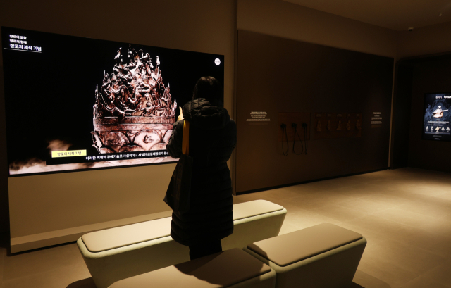 백제대향로관의 주요 콘텐츠들.영상을 통해 대향로를 자세히 관찰할 수 있다.연합뉴스