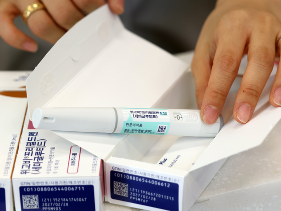 서울 한 약국에서 약사가 '위고비'를 정리하고 있다.뉴스1