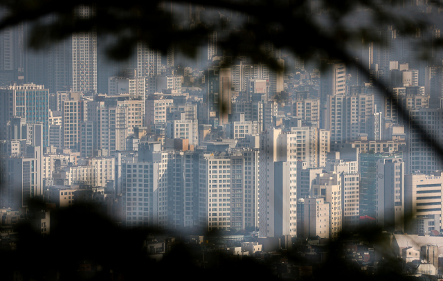 서울 남산에서 바라본 아파트 단지의 모습.연합뉴스