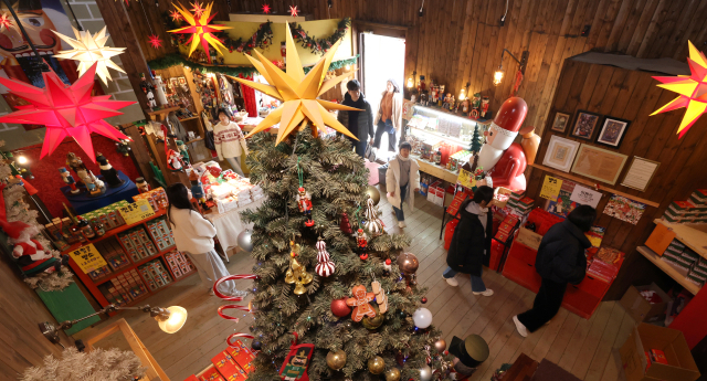 크리스마스를 이틀 앞둔 23일 오전 제주 서귀포시 안덕면 서광리 바이나흐튼 박물관을 찾은 방문객들이 전시물을 둘러보고 있다.연합뉴스