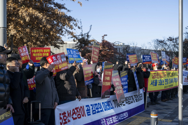 8일 경기 김포 지역 시민단체들이 세종시 기획재정부 앞에서 대규모 집회를 열고 5호선 김포 연장과 김포한강2콤팩트시티의 조속한 추진을 촉구하고 있다.사진 제공=김검시대