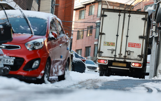 폭설 후 한파로 도로 곳곳이 얼어붙은 5일 서울 보광동 인근에서 트럭이 언덕길을 피해 후진하고 있다.연합뉴스