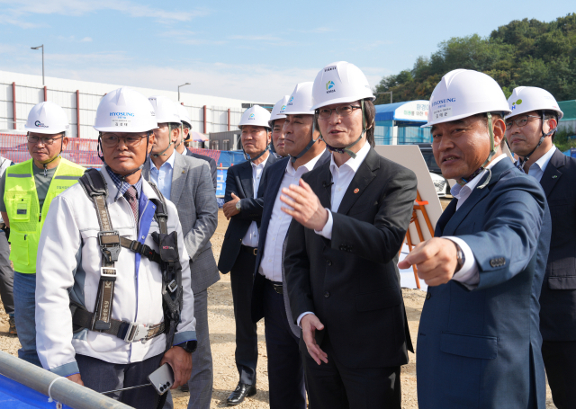 주병기 공정거래위원장이 올 9월 세종의 한 공공임대주택 건설 하도급 공사 현장을 방문해 현장 의견을 청취하고 있다.사진 제공=공정거래위원회.