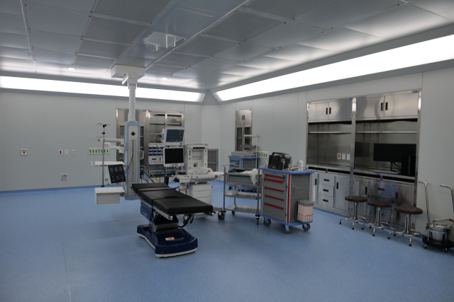국립소방병원은 2026년 6월 입원실·수술실·응급실·인공신실을 포함한 정식 개원을 목표하고 있다.사진은 24일 라운딩에서 공개된 수술실 내부 전경.사진 제공=서울대병원