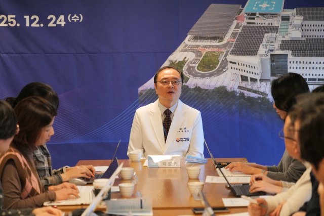 곽영호 국립소방병원장이 24일 기자간담회에서 개원 준비과정과 일정 등에 대해 소개하고 있다.사진 제공=서울대병원