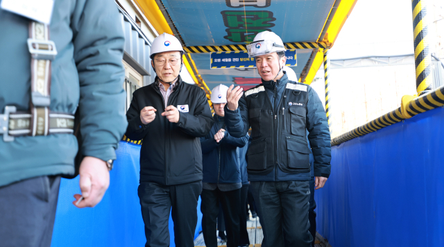 김영훈(오른쪽) 고용노동부 장관이 김윤덕 국토교통부 장관과 24일 서울 동작구 한국토지주택공사(LH) 공공분양주택 신축 공사 현장에서 불법하도급 점검을 실시하고 있다.연합뉴스