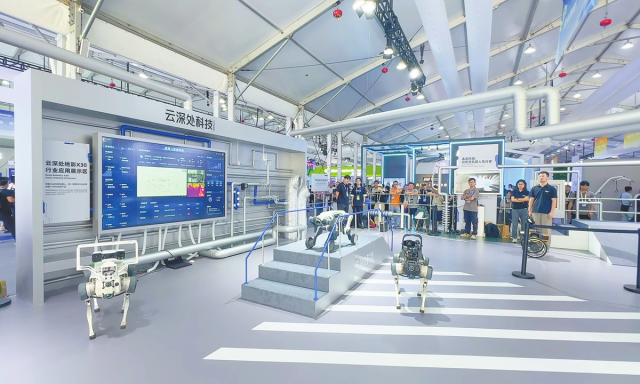 올 9월 26일 중국 저장성 항저우에서 열린 압사라 컨퍼런스에서 방문객들이 딥로보틱스의 바퀴 달린 다리 로봇이 계단을 오르고 경사로를 건너는 모습을 지켜보고 있다.사진 제공=딥로보틱스