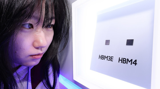 10월22일 서울 강남구 코엑스에서 열린 제27회 반도체 대전(SEDEX 2025)을 찾은 관람객이 공개된 삼성전자 HBM4 실물을 살펴보고 있다.뉴스1