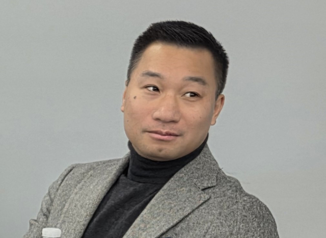 지난 22일(현지 시간) 미국 펜실베니아주 네이비야드의 한화필리조선소에서 취재진의 질문을 듣는 알렉스 웡 한화그룹 글로벌 최고전략책임자(CSO).그는 도널드 트럼프 1기 행정부 때인 2017~2021년 미국 국무부