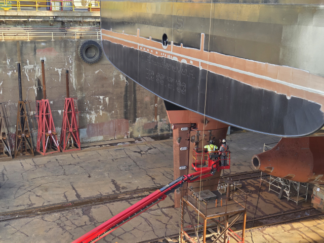 지난 22일(현지 시간) 미국 펜실베이나주 필리조선소의 4번 독에서 미국인 기술자들이 선박에 마무리 용접 작업을 하고 있다.필라델피아=윤경환 특파원