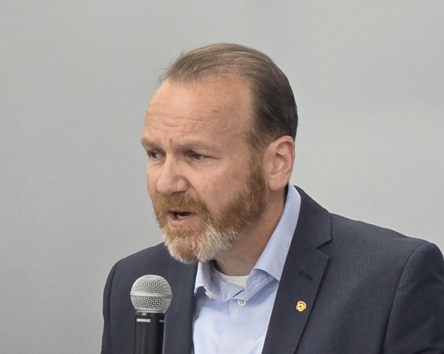 미 해군 장성 출신인 톰 앤더슨 한화디펜스USA 조선사업부문 사장이 지난 22일(현지 시간) 미국 펜실베니아주 네이비야드의 한화필리조선소에서 취재진 질문에 답하고 있다.필라델피아=윤경환 특파원