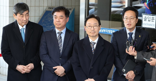 취재진 질문에 답하는 민주당 전현직 의원들.연합뉴스