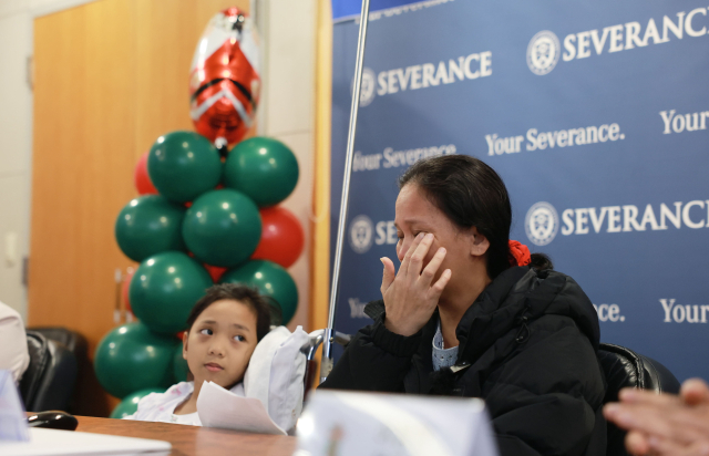 출생아 1000명 중 1명 이하에서 발생하는 '수막척수류'를 앓던 필리핀의 10세 소녀 조안나(왼쪽)와 엄마가 세브란스병원에 초청돼 수술을 받은 후 회복을 기념해 사진을 찍었다.사진 제공=세브란스병원