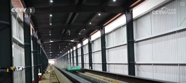 중국 국방기술대학 자기부상열차 연구팀이 1t급 차량으로 실험을 하고 있다.CCTV 캡쳐.