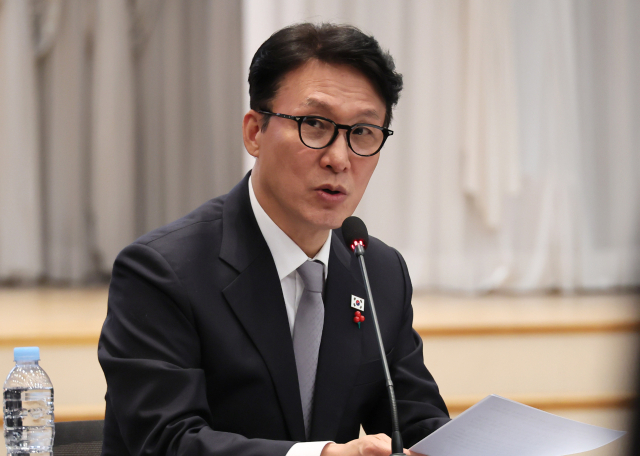 김민석 국무총리가 26일 서울 마포구 중소기업DMC타워에서 열린 제17차 청년정책조정위원회를 주재하고 있다.연합뉴스