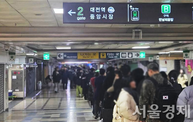 25일 성심당 크리스마스 케이크를 현장 구매하기 위해 인근 지하상가에 줄을 선 사람들의 모습.사진=독자제공