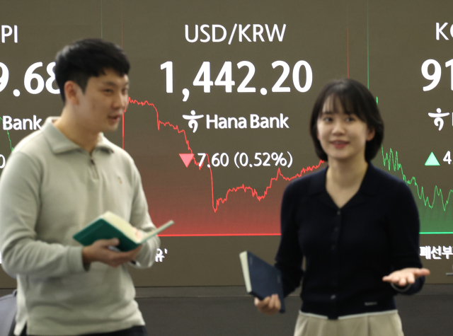 26일 서울 중구 하나은행 딜링룸에서 딜러들이 대화하고 있다.이날 원·달러 환율은 9.5원 내린 1,440.3원으로 거래를 마감했다.연합뉴스