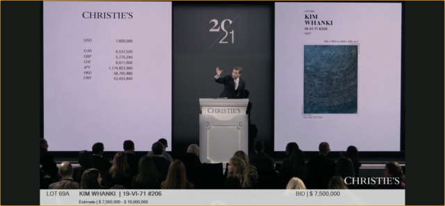 지난 11월 미국 크리스티 뉴욕 록펠러센터에서 열린 '20세기 이브닝 경매'에서 김환기의 전면점화 '19-VI-71 #206'에 대한 경매가 진행되고 있다.작품은 이날 경매에서 840만 달러(약 123억 1600만