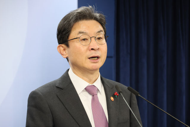 이억원 금융위원장.지난 19일 이재명 대통령에게 업무보고를 한 이 위원장은 21일 KBS 일요진단 라이브에 출연해 국내 주식시장에 대한 신뢰를 높여야 원·달러 환율이 안정될 수 있다고 밝혔다.그는 “자본시장의 매