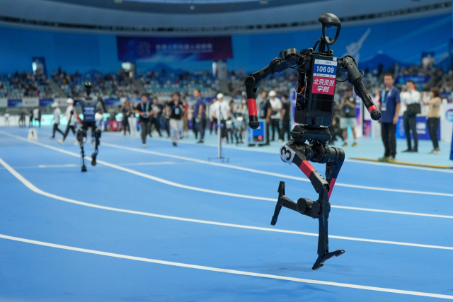 중국에서 휴머노이드 로봇 달리기 경주가 펼쳐지고 있다.신화연합뉴스